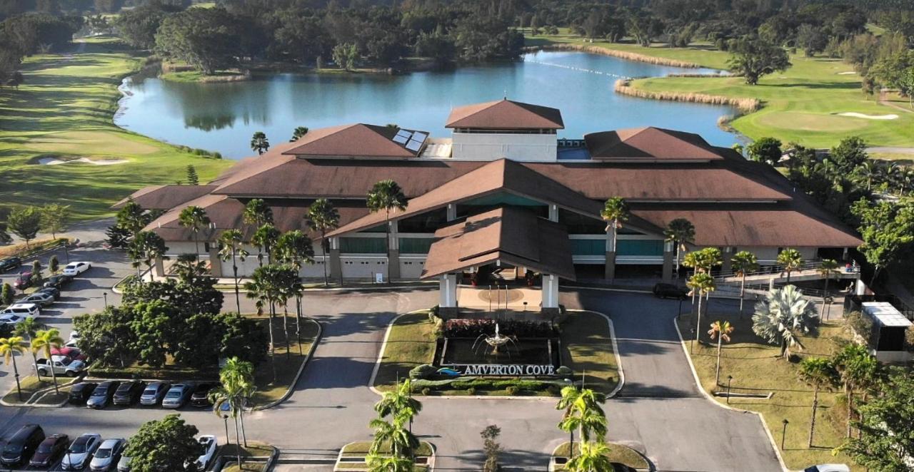 Amverton Cove Golf & Island Resort Banting  Extérieur photo